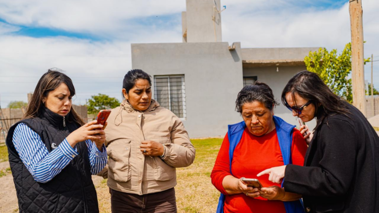 Autoridades y vecinos durante la puesta en funcionamiento de la alarma vecinal en el barrio Más Saadi