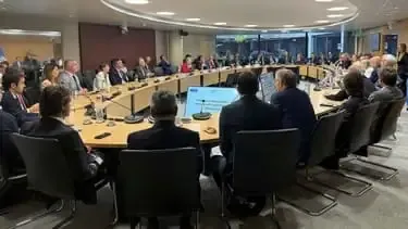 Gobernadores argentinos y referentes de la Agencia Internacional de Energía durante la reunión en París