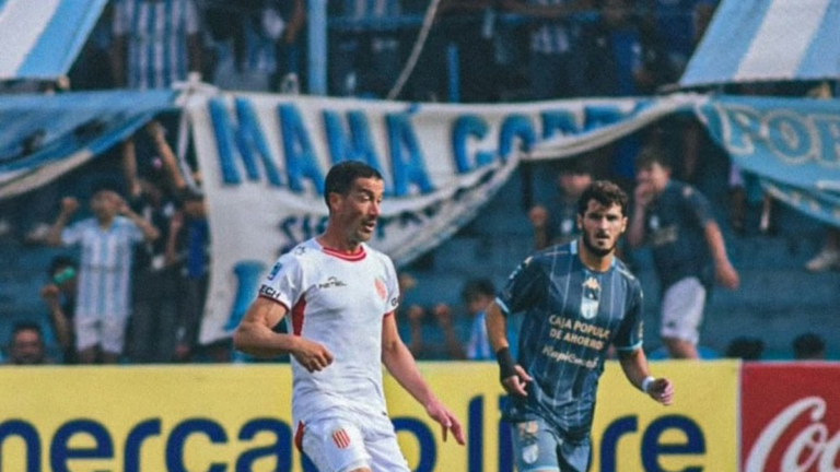 Jugadores de Barracas Central celebrando el triunfo 3-2 ante Atlético Tucumán en el estadio Monumental Presidente José Fierro