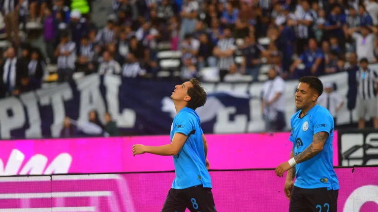 Jugadores de Belgrano y Talleres disputando la pelota durante el clásico cordobés en el estadio Mario Alberto Kempes