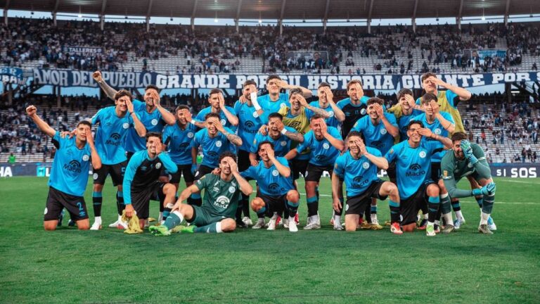 Jugadores de Belgrano festejando el gol ante Talleres en el estadio Mario Alberto Kempes