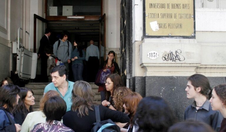 Fachada de la Escuela Superior de Comercio Carlos Pellegrini