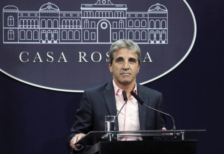 Luis Caputo durante la presentación del programa de ciudadanía por inversión en la Embajada argentina en París