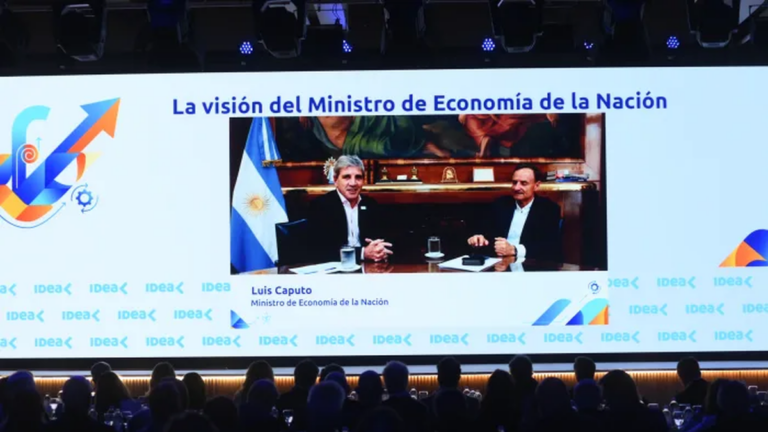 Luis Caputo durante su exposición en el Coloquio de IDEA