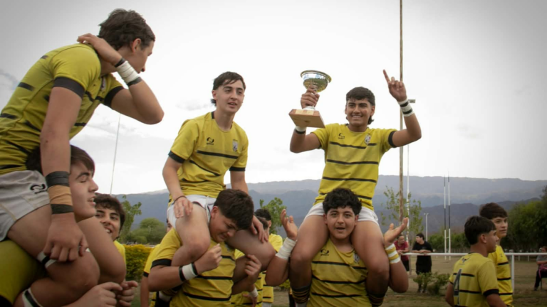 Equipo M-16 Negro de Catamarca Rugby Club celebrando el título del Torneo Andina 2026