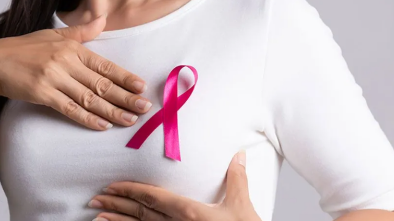Profesionales de la salud durante una charla de concientización sobre cáncer de mama en Catamarca