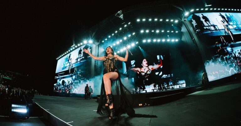 Cazzu durante su concierto en el Estadio 23 de Agosto de Jujuy