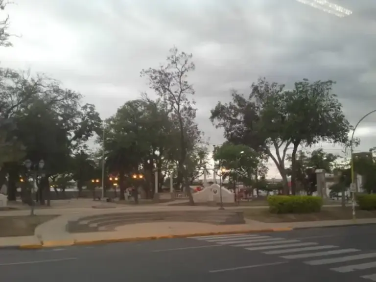 Cielo nublado y viento en Catamarca durante un domingo de octubre