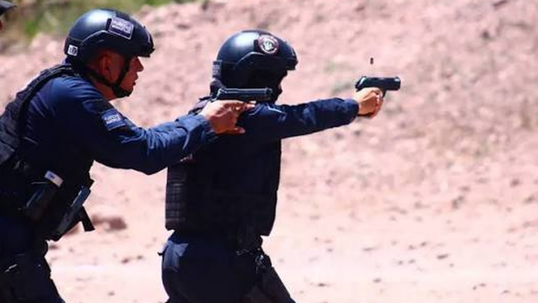 Ilustración de dos policías con armas y antecedentes judiciales en Catamarca