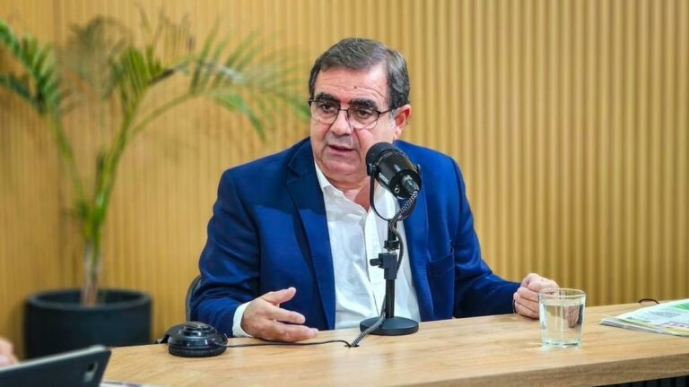 Fernando Jalil, presidente de YMAD, durante una entrevista radial