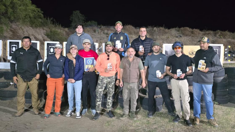 Tiradores participando en la jornada de tiro FBI con máquinas automáticas en Catamarca