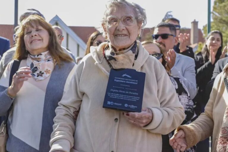 Higidia Pérez de Paredes durante el homenaje por el 110° aniversario de Ingeniero Jacobacci