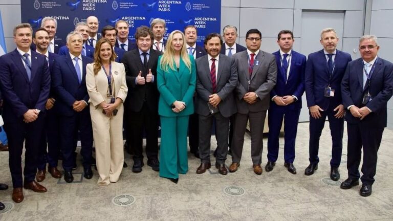 Raúl Jalil junto a Javier Milei y otros gobernadores en París durante la Argentina Week