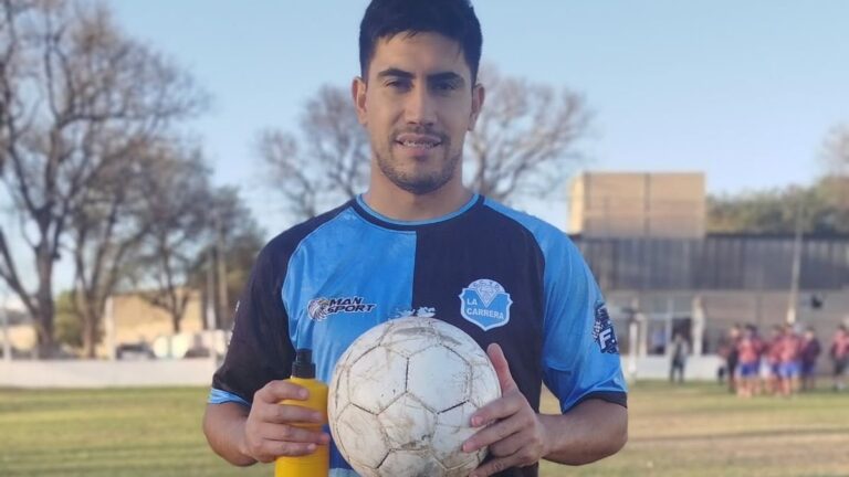 Partido de fútbol de la Liga Chacarera en el estadio Primo A. Prevedello