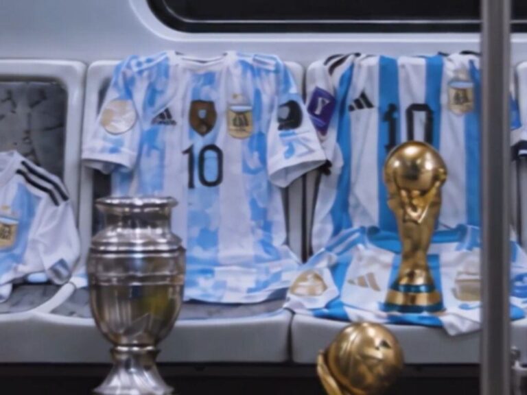 Formación de la línea D del subte con camisetas y trofeos de Messi en el video de despedida
