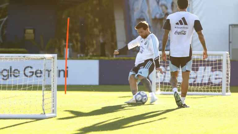 Lionel Messi durante un entrenamiento con la Selección Argentina