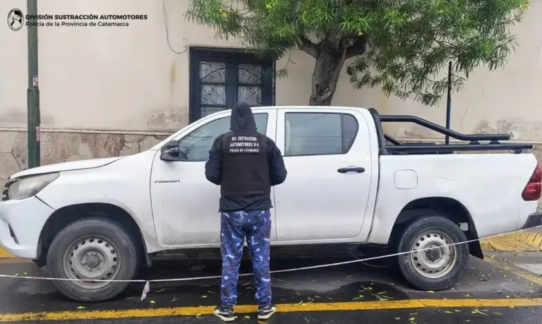 Camioneta Toyota Hilux blanca localizada por la policía en Santa María