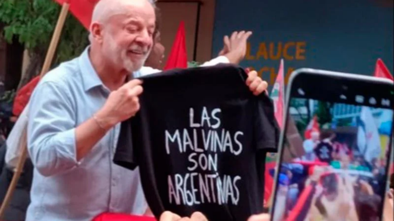 Lula da Silva mostrando una remera con la frase 