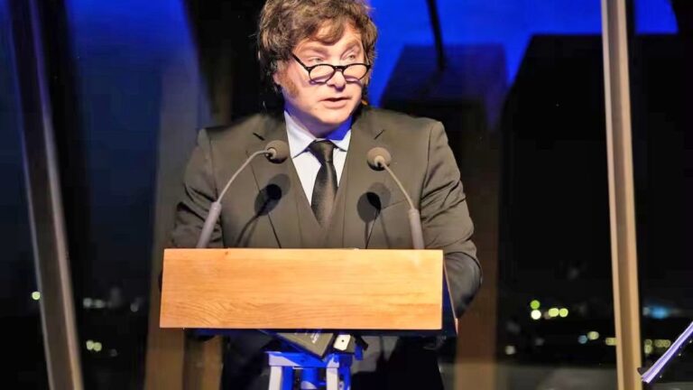 Javier Milei durante su discurso en la Torre Eiffel en el cierre de la Argentina Week París