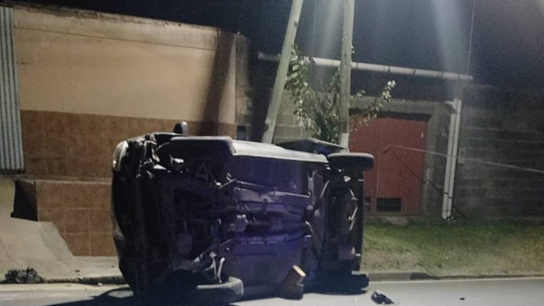 Camioneta Renault Kangoo siniestrada en avenida Bonifacio Cobacho, zona sur de Catamarca
