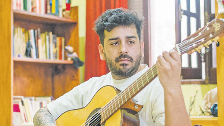 Nacho Andrada con su guitarra en Santa Rosa, Catamarca