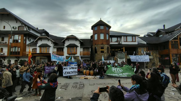 Protesta frente al hotel de los jueces de la Corte Suprema en San Martín de los Andes