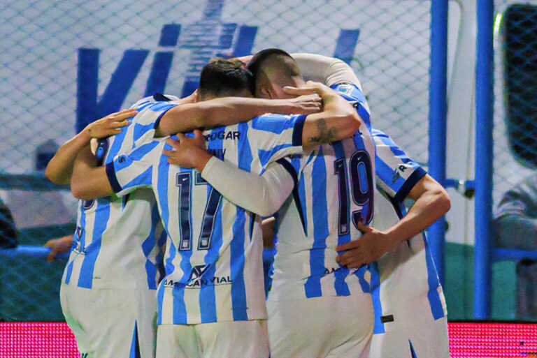 Jugadores de Racing celebrando un gol durante el partido contra Estudiantes de Río Cuarto