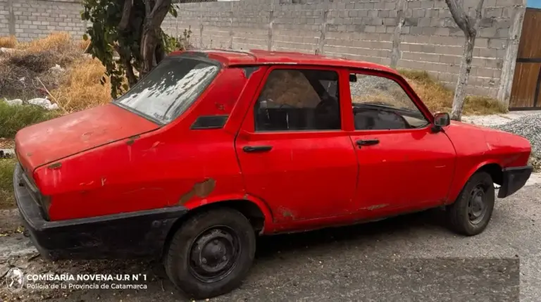 Auto Renault 12 rojo secuestrado en la vía pública