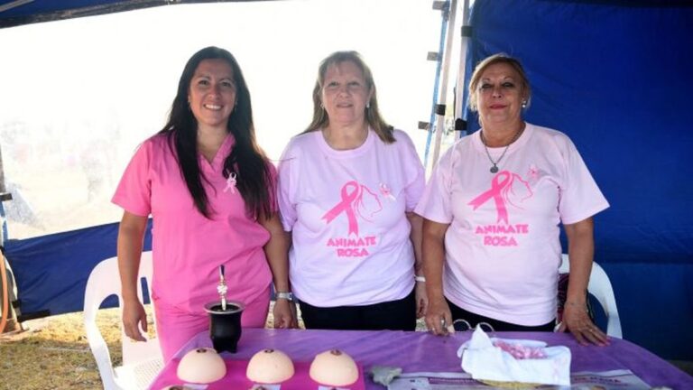 Mujer realizándose una mamografía en un centro de salud