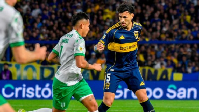 Estadio de fútbol con césped y tribunas vacías, sede por confirmar para la semifinal de la Copa Argentina