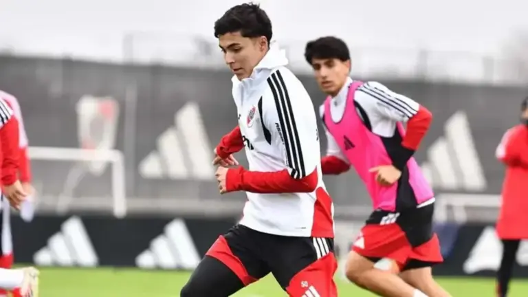 Tobías Andrada durante una práctica en el River Camp