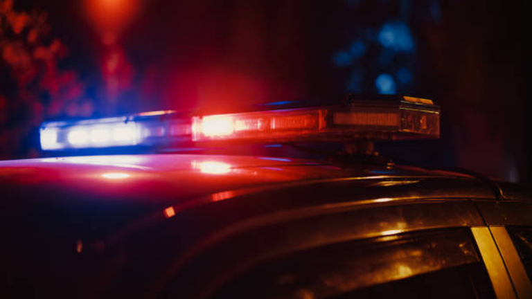 Móvil policial en un procedimiento de detención